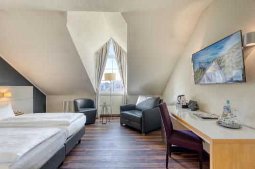 诺德奈科尼希岛上酒店的配有一张床和一张书桌的酒店客房