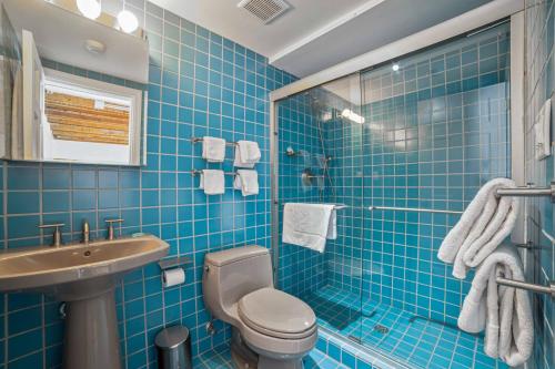 格林波特ZEY HOTEL的蓝色瓷砖浴室设有卫生间和水槽