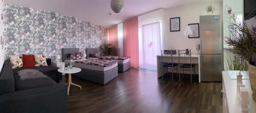 哥达RoseMarie的客厅配有沙发和桌子