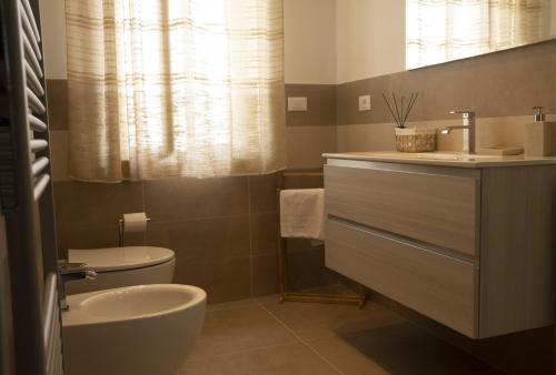 Civitella Messer RaimondoDimora Majella的一间带卫生间和水槽的浴室