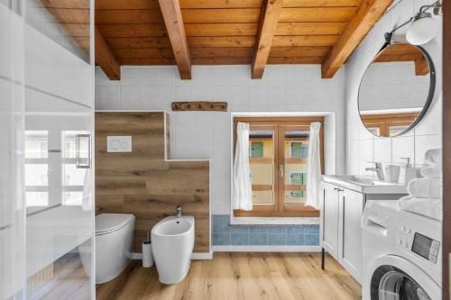 莱维科特尔梅Highlands di TSS' - Esclusivo Appartamento - Appena Rinnovato - Ottimo per Famiglie a Levico Terme的浴室配有白色卫生间和盥洗盆。
