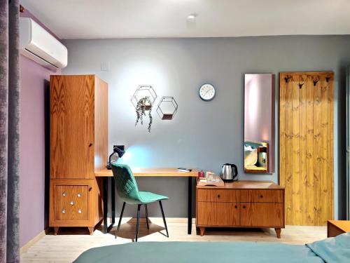 戈里察Piro's Cozy Rooms - City Centre的一间卧室配有一张桌子和一把椅子