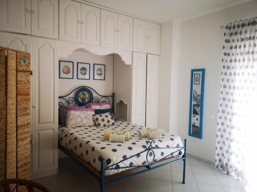 卡帕里卡海岸Caparica Lounge & Terrace的一间卧室配有一张带波卡圆点床单的床。