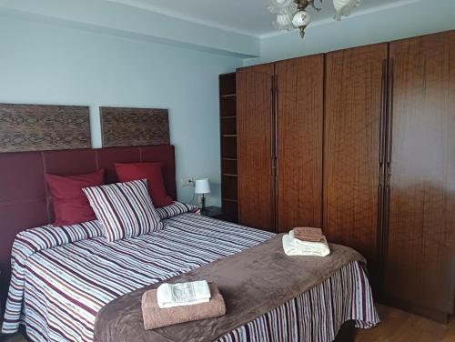 马林Apartamento Patiño en Marín的一间卧室配有一张床,上面有两条毛巾