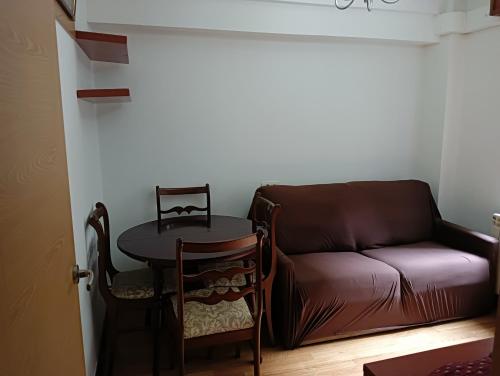 马林Apartamento Patiño en Marín的客厅配有沙发和桌子