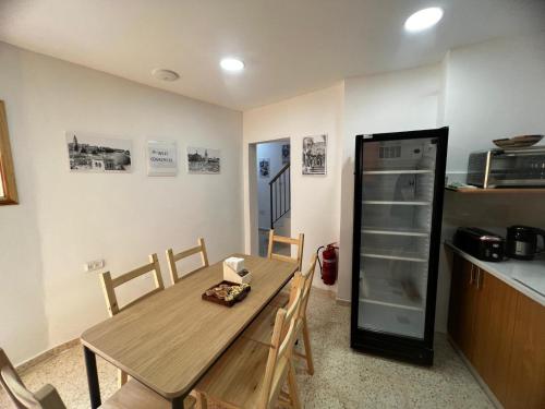 耶路撒冷William's Guest House的厨房配有木桌和冰箱。