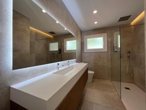 贝莱斯Angeles Beach II by ELE Apartments的浴室配有大型白色水槽和淋浴。