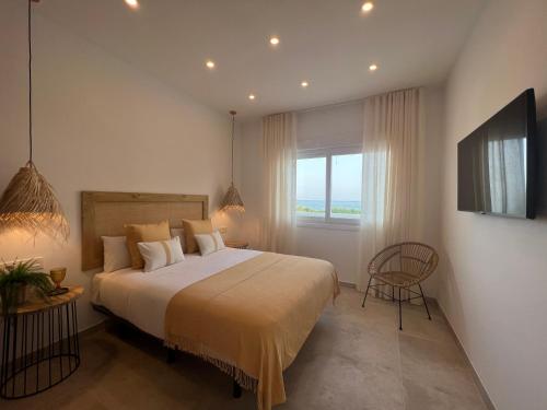 贝莱斯Angeles Beach II by ELE Apartments的一间卧室设有一张大床和一个窗户。