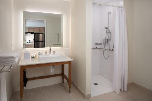 奥兰多Element Orlando International Drive的一间带水槽和淋浴的浴室