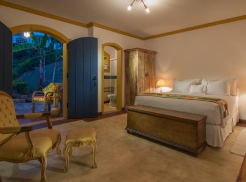 康弗里亚殖民精品酒店客房内的一张或多张床位