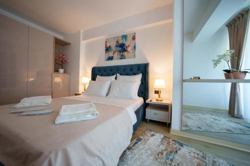 北马马亚-讷沃达里Valleta Sea View Infinity Beach Pool&Spa的一间卧室配有带毛巾的床