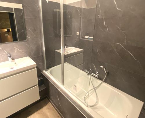 斯帕Luxury Spa Hotel - Ardennes的带淋浴、浴缸和盥洗盆的浴室