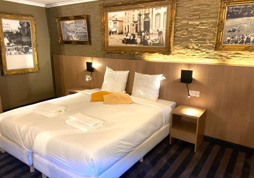 斯帕Luxury Spa Hotel - Ardennes的酒店客房,配有带两条毛巾的床