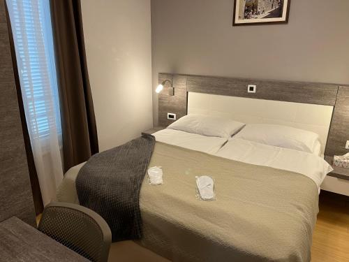 佩特坎内Sunny apartman u resortu, Petrčane, apartman za 4, AKCIJA!的一间卧室配有一张大床和两条毛巾