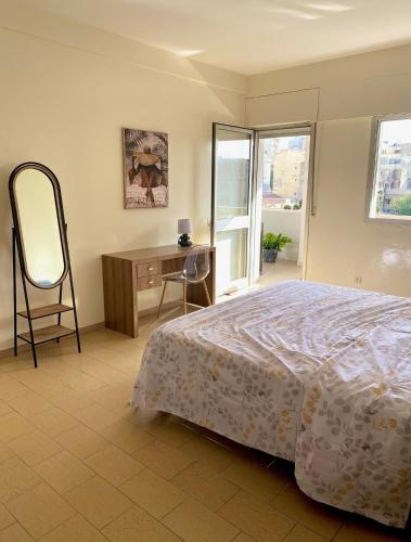 达喀尔Appartement: Dakar-Plateau的一间卧室配有一张床、一张桌子和一把椅子