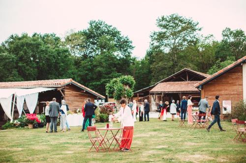 圣茹尔德马朗讷Domaine Ranch Kabahina Golf的一群人站在院子里