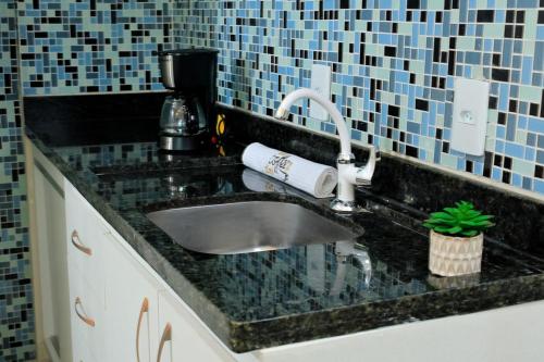马瑙斯Tropical Executive 1305 with VIEW的厨房柜台配有水槽和咖啡壶