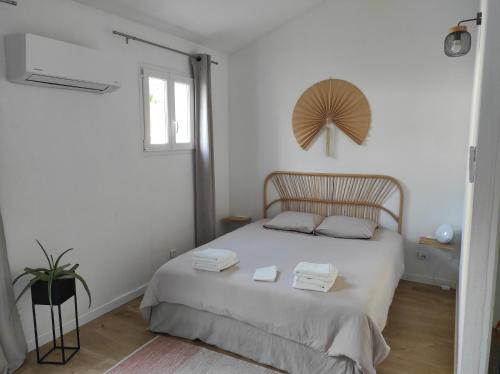 PeynierMaison de village en Provence的一间卧室配有一张床,上面有两条毛巾