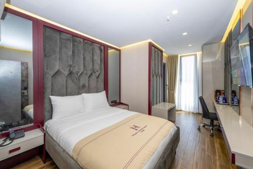 ArnavutköyHeaven Premium Hotel İstanbul Airport的酒店客房设有一张大床和一台电视。
