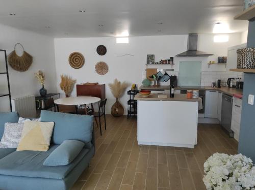PeynierMaison de village en Provence的带沙发的客厅和厨房