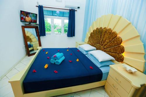 本托塔Luxury My Villa Bentota 200m Bentota Beach的一间卧室配有一张带蓝色棉被的大床