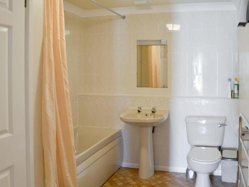 霍普湾Sea Haven - Uk44499的浴室配有盥洗盆、卫生间和浴缸。