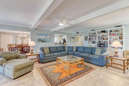 费南迪纳比奇Dog Friendly Beach House的客厅配有蓝色的沙发和桌子