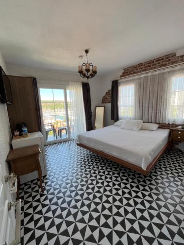 切什梅Villa Veria的卧室配有床,铺有黑白地板