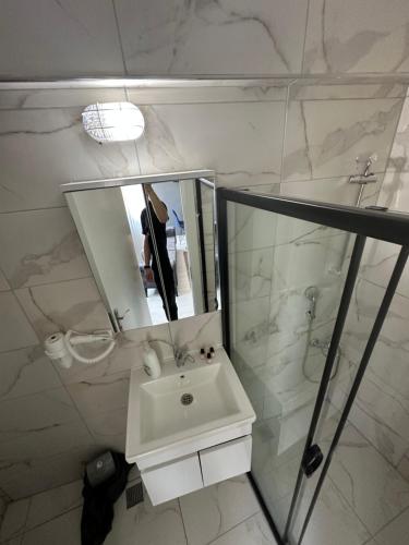 伊斯坦布尔Arena Resort Otel Kagıthane的白色的浴室设有水槽和镜子