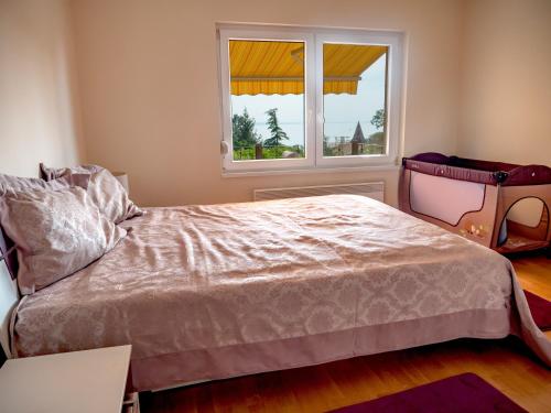 福纽德Martour-ház的一间卧室设有一张床和一个窗口
