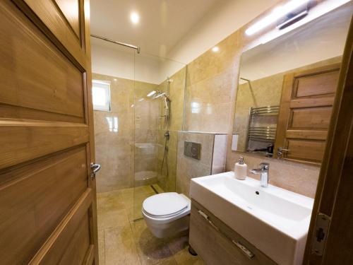 福纽德Martour-ház的一间带水槽、卫生间和淋浴的浴室