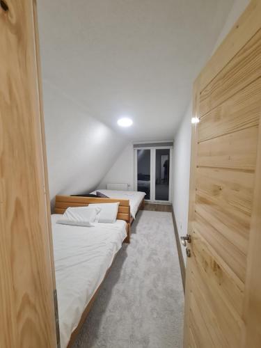 萨拉热窝Sarajevo NATURE Romanija的两张位于一间可打开门的房间内的床