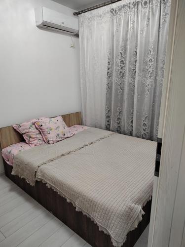 布加勒斯特Casa mea的一间小卧室,配有床和窗户