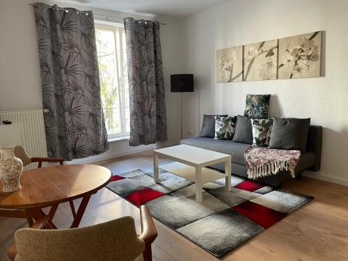 马格德堡Sueños Apartment的客厅配有沙发和桌子