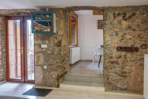 内里吉恩Casa Angelo的一间石墙和门的房间