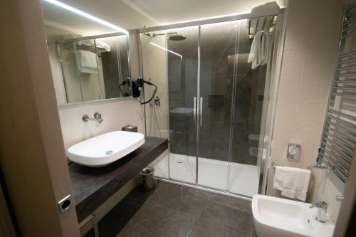 庞贝论坛酒店的一间带水槽和淋浴的浴室