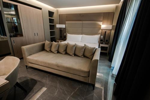 庞贝论坛酒店的客厅配有沙发和1张床