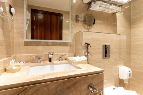 塔伊夫فندق رويال دايموند الطائف的一间带水槽和镜子的浴室