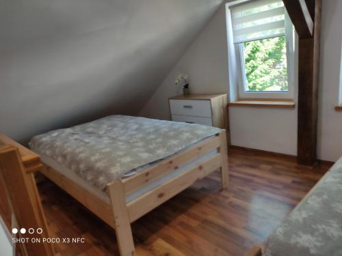 KarnitzChata pod Różą的一间卧室设有一张床和一个窗口