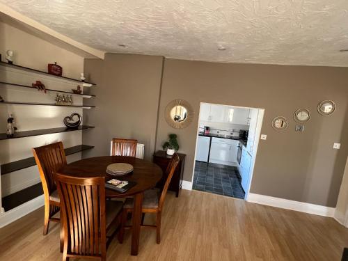 约维尔Yeovil Town Centre - Large 2 Bedroom Apt With Parking的一间带桌椅的用餐室和一间厨房