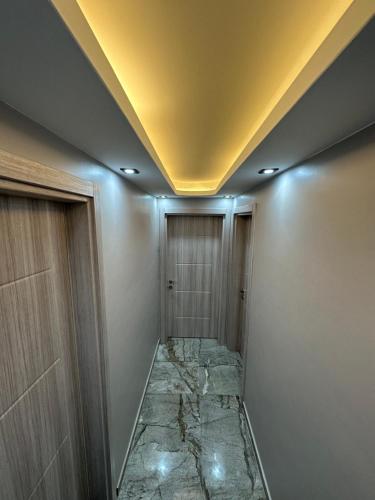 乌宗Netya Suite Hotel的走廊设有大理石地板和天花板