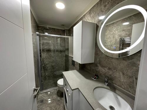 伊斯坦布尔Rose Plus Residence的一间带水槽、镜子和淋浴的浴室