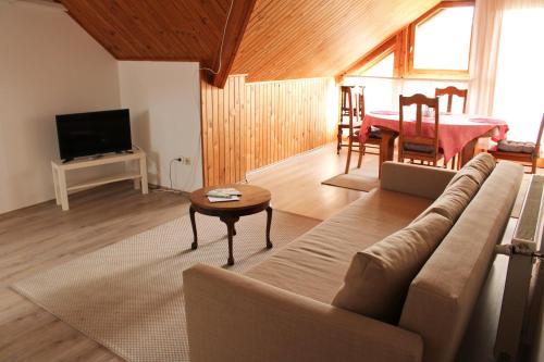 TagyonVidéki Ház的客厅配有沙发和桌子