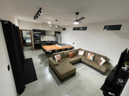 布罗塔斯Cantinho Estrelado - Casa automatizada com ALEXA的客厅配有沙发和桌子