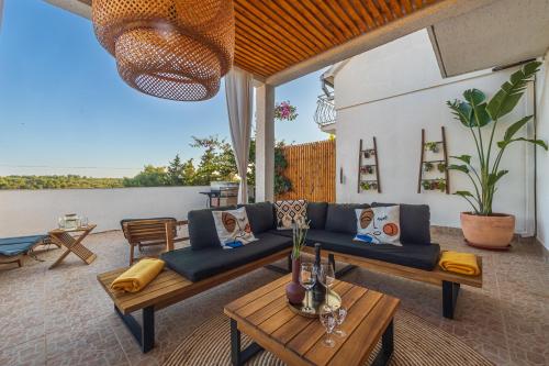 米欧纳Villa Oasis with private pool的客厅配有沙发和桌子