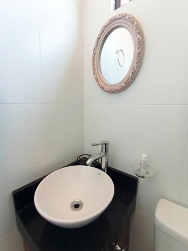 亚松森Hermoso Monoambriente ZV308, Edificio Zetta Village Airport的浴室设有白色水槽和镜子
