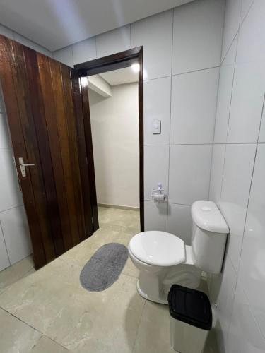 加拉尼温斯Acomodação aconchegante próximo ao centro的一间带卫生间和木门的浴室