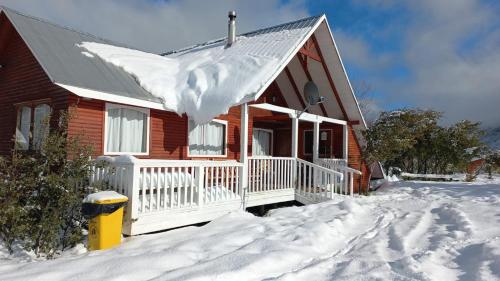 奇廉内瓦达斯Cabana Vista Nevada的前面有雪的房子