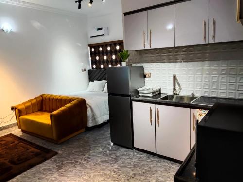 哈科特港Keev Homes & Apartments Shortlet的一个带水槽的厨房和一张位于客房内的床