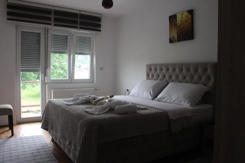 泰斯利奇Apartmani Ramonda的一间卧室配有带毛巾的床